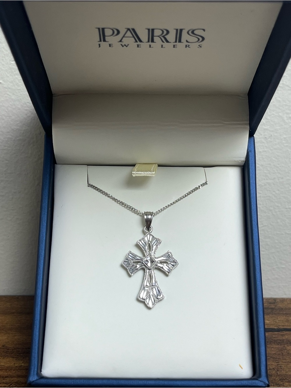 Stunning Paris Jewellers 10K White Gold Ornate Cross Pendant Necklace & Chain